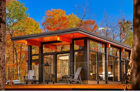 Welcome to Sköv Cabin, a luxury, spa-inspired retreat nestled in the majestic woods of Calabogie Peaks Village.