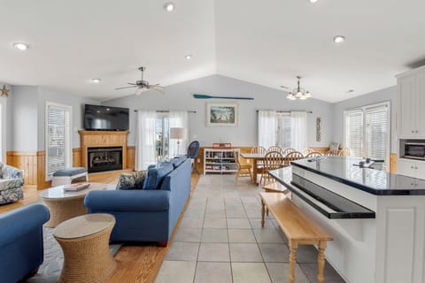 EE46: The Happy Crab | Top Level Overview - Fireplace Not Available For Guest Use