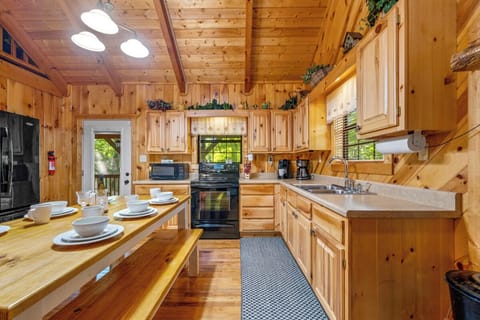 Lumber Jack Lodge's fully equipped kitchen