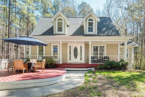Our lovely Carolina Cottage is nestled in the woods on 3.5 acres, just 10 minutes from Chapel Hill.
