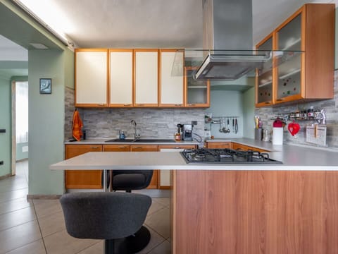 Tap, Kitchen Sink, Cabinetry, Countertop, Sink, Property, Plumbing Fixture, Furniture, Kitchen Stove, Kitchen