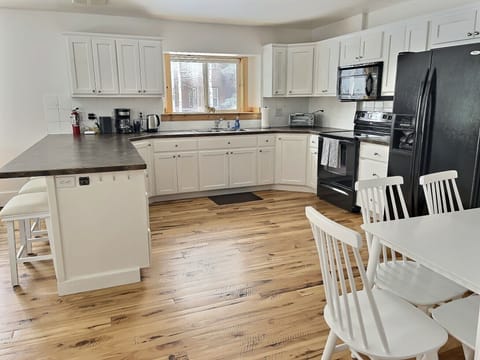Dining area for 6 plus additional stool seating for 4 in bright open kitchen