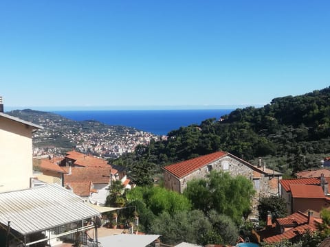 IL PANORAMA DALLA PICCOLA TERRAZZA