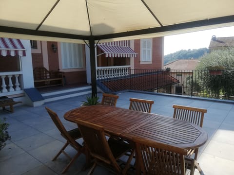 GAZEBO CON TAVOLO CON VISTA MARE