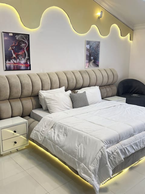This is the king size bed comfortable enough for 3 people