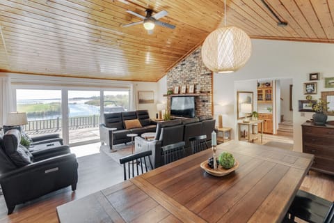 Fully Renovated Spacious Lakeside Cabin