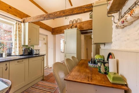 The Old Paul Pry, Holt - Host & Stay