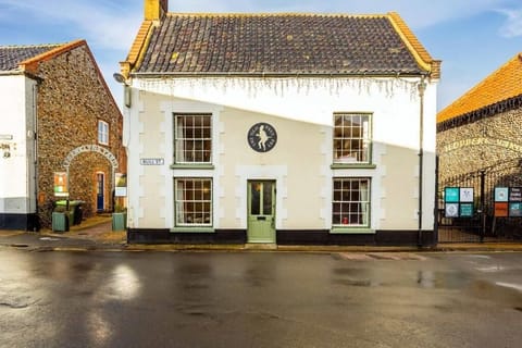 The Old Paul Pry, Holt - Host & Stay