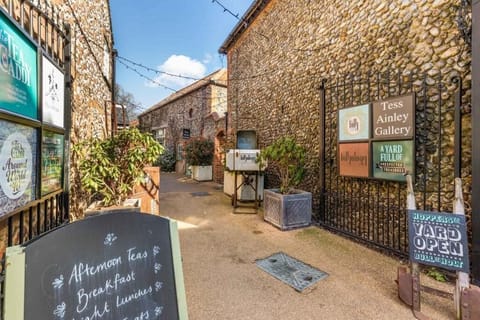 The Old Paul Pry, Holt - Host & Stay