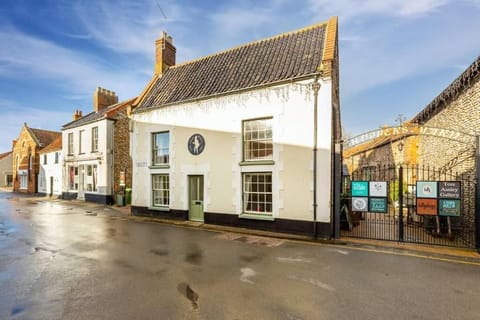 The Old Paul Pry, Holt - Host & Stay