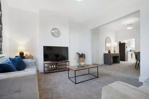 Spacious living room equipped with a SMART TV with Netflix and plenty of space to sit down and relax.