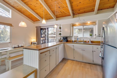 Kitchen | Keurig/Drip Coffee Maker | Toaster | Blender | Cooking Basics