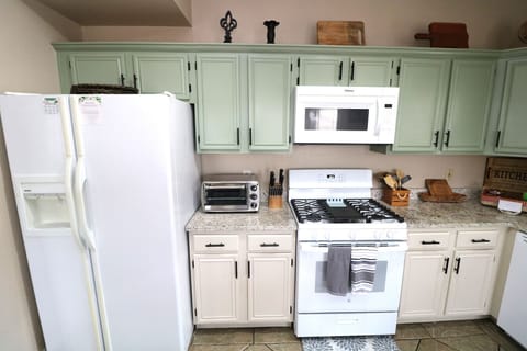 Microwave /Refrigerator/Kitchenette/Toster