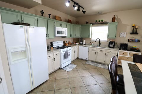 Dining Table/Microwave /Refrigerator/Kitchenette