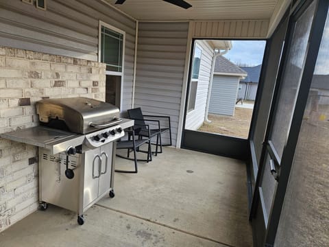 Screened-in patio and gas grill w/ backdoor access