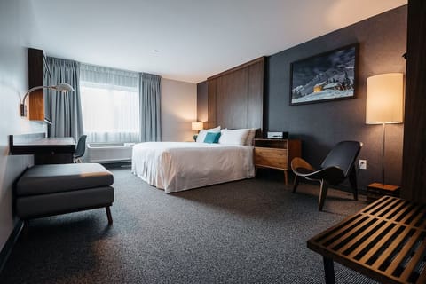 Unit with King bed. Exact unit will be assigned upon arrival. Views, colors, and decor may vary.