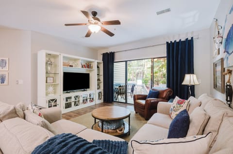 Large living space w/ plenty of seating for enjoying TV & family games.