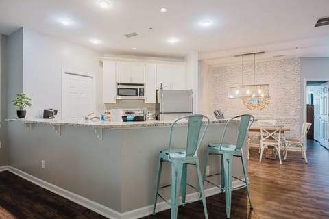 Additional seating for 2 persons at the counter.