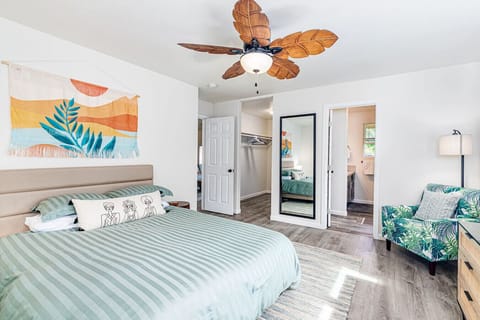 Come relax and enjoy this peaceful 4 bedroom 2 bath Hawaii home!