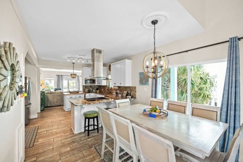 Dining area that can seat 11 guests.