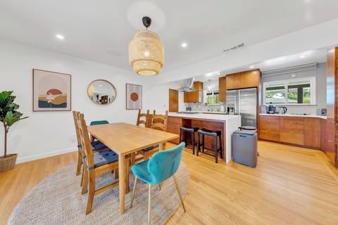 Harmonious dinning area for 6 people.