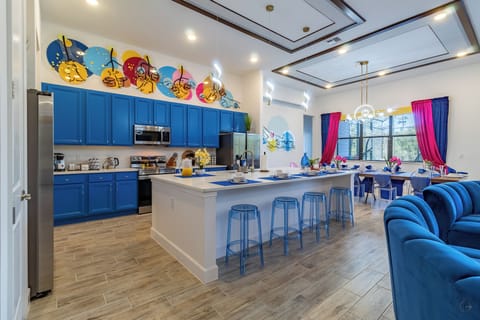 Breakfast ledge and seating. Ideal for family meals, and luxury vacations.