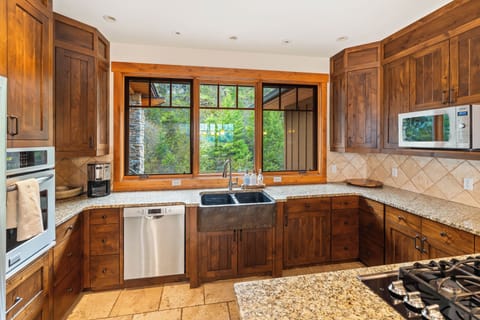 Granite countertops so nice, they might just inspire your next masterpiece…or at least breakfast