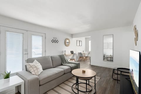 The living room’s cozy vibe makes it the perfect spot to relax, with ample seating and a warm ambiance.