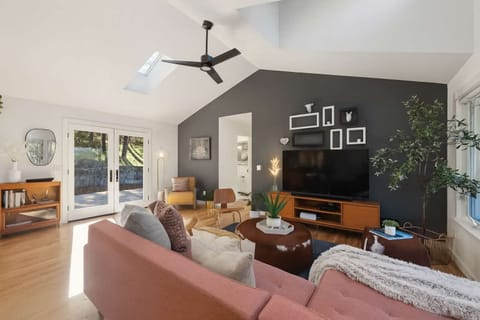 A modern retreat with warm touches, vaulted ceilings, and seamless indoor–outdoor flow.