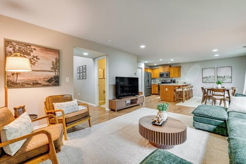 Living Room | 1st Floor | Smart TV | Central Heating & A/C | Free WiFi