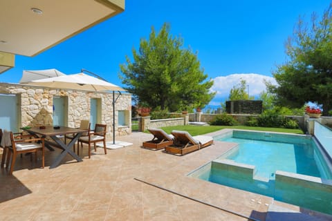 Poolside paradise%3A Enjoy sun%2Dsoaked days in your private oasis