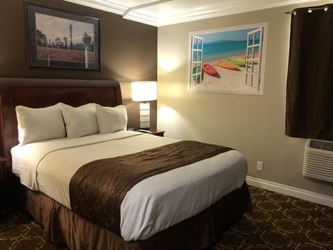 Unit with 1 Queen bed. Exact unit will be assigned upon arrival.