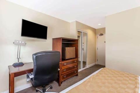 Unit with 1 Queen bed. Exact unit will be assigned upon arrival.