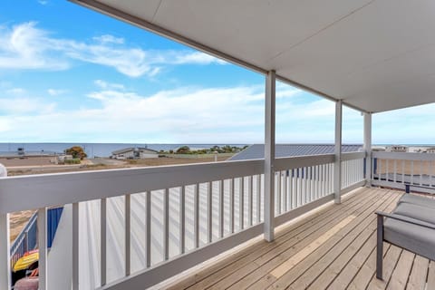 Prime Coastal Location with Uninterrupted Ocean Views. Offers panoramic ocean vistas that serve as the ultimate holiday backdrop.