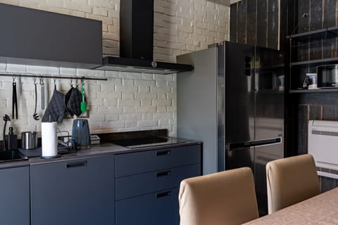 enorme frigorifero LG side by side con congelatore, piano cottura ad induzione..