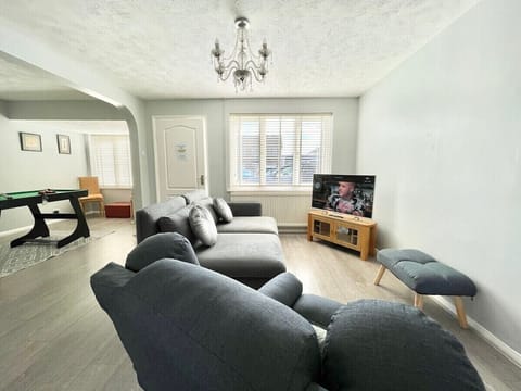 43’ Smart TV, seating living area 
Bellaire Stays
E: chantelle@bellairestays.co.uk
D: +44 (0) 1233427815


