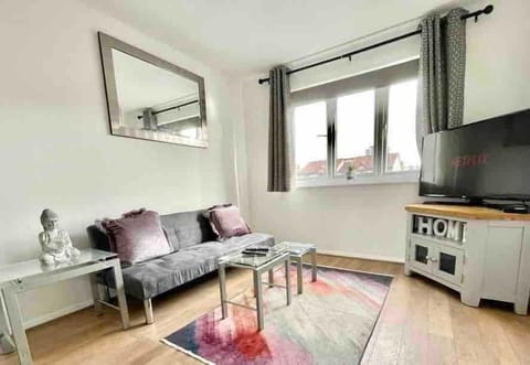 Large smart TV with free Wifi 

For more information, or to discuss rates contact:
Bellaire Stays
E: chantelle@bellairestays.co.uk
M: +44 (0) 7484312887