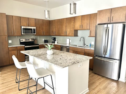 Large, modern eat-in kitchen