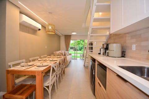 Kitchen or kitchenette,Dining area