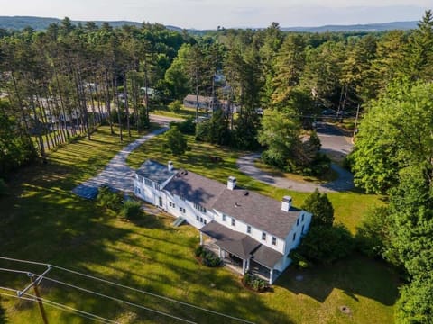 Discover the beauty of Four Winds, a historic country estate nestled on 5.5 acres of private land, perfect for family gatherings and group retreats.