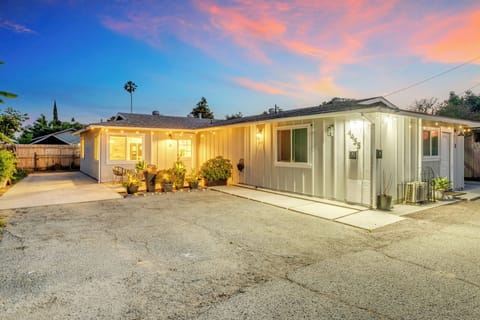 Family-friendly monthly furnished rental in El Monte with modern 3BR layout.