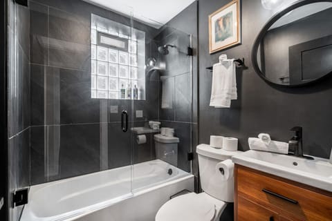 Spacious / New - 8BD/4BTH - Sleeps 16 + Garage! House in Chicago