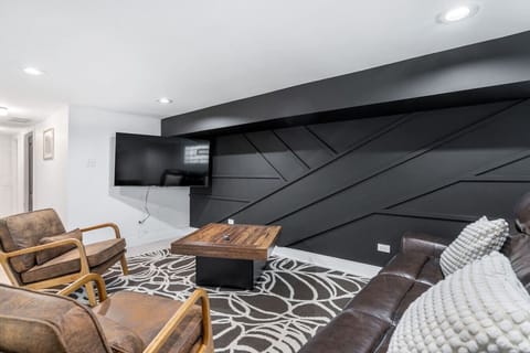 Spacious / New - 8BD/4BTH - Sleeps 16 + Garage! House in Chicago