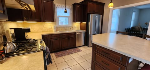 Well-equipped Kitchen.  Dish soap, dishwasher pods, garbage bags, tinfoil, plastic wrap, zip lock bags. Starter supply of coffee K-Cups and paper towel.