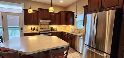 Well-equipped Kitchen. Dish soap, dishwasher pods, garbage bags, tinfoil, plastic wrap, zip lock bags. Starter supply of coffee K-Cups and paper towel.