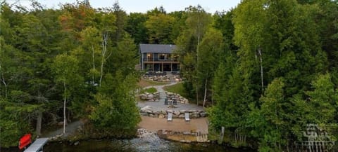 2 Kayaks,1 padle board,1 canoe included
30 min to Algonquin Park
Private beach