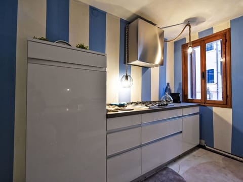 Major Appliance, Kitchen, Interior Design, Kitchen Appliance, Countertop, Flooring, Kitchen Stove, Home, Room, Cabinetry