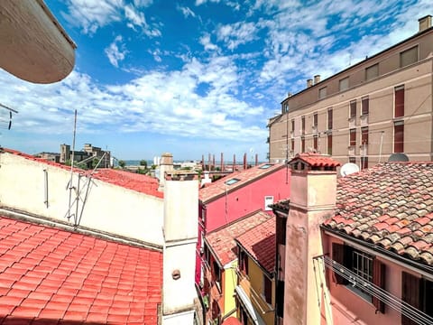 Roof, Composite Material, Urban Design, Apartment, Metal, Balcony, Daylighting, Paint, Steel