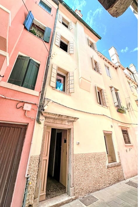 Wall, Neighbourhood, Residential Area, Apartment, Home, Door, Paint, Balcony, Daylighting