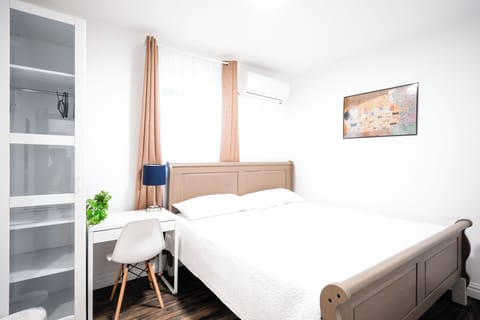 Master Bedroom: Luxury King Size Bed w/Memory Foam Mattress